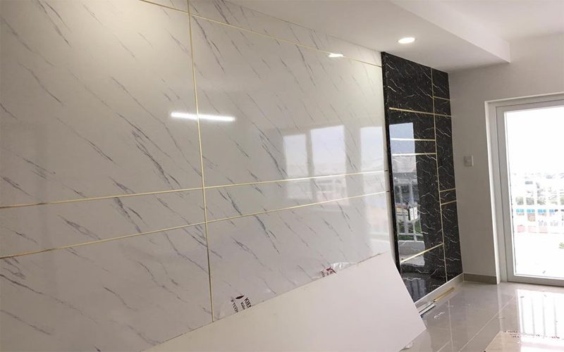 So sánh tấm PVC vân đá với gạch men hiện đại