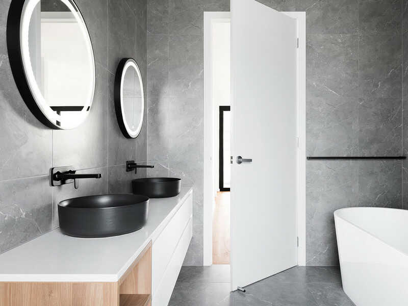 Phòng vệ sinh sử dụng tấm ốp nhựa PVC vân đá màu ghi sạch sẽ