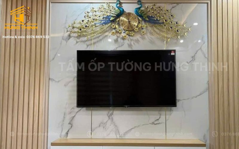 Phòng khách sử dụng tấm ốp tường vân đá tại Quận 12